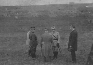 Przegladu polskich oddzialow dokonuje prezes Komitetu Narodowego Polskiego, Roman Dmowski